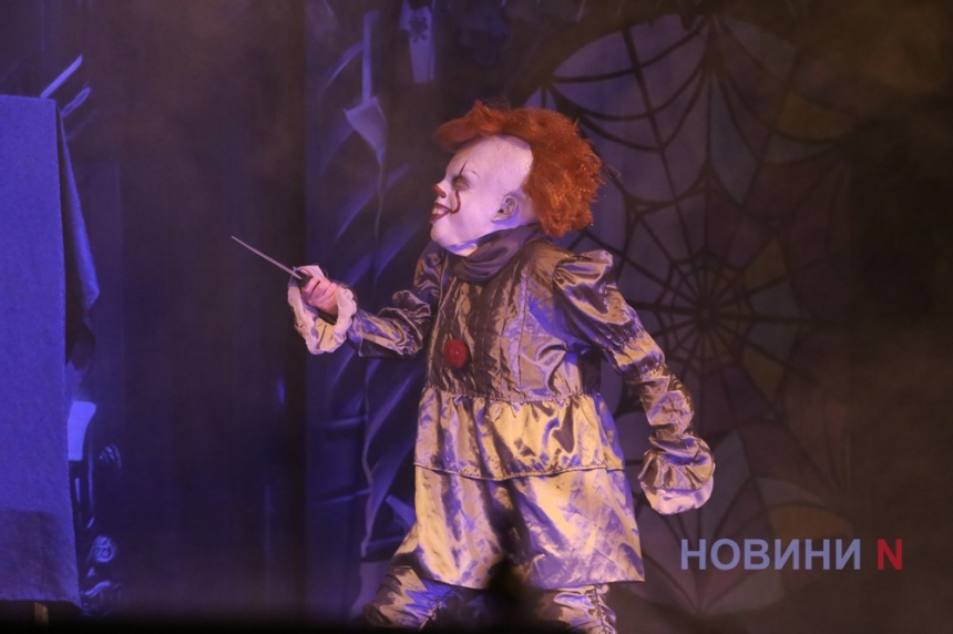 Макабрический саспенс: спекталь «Венздей» на сцене Николаевского театра (фоторепортаж)