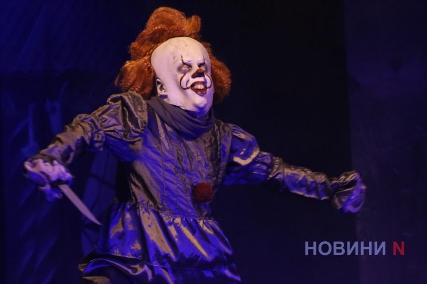 Макабричний саспенс: вистава «Венздей» на сцені Миколаївського театру (фоторепортаж)