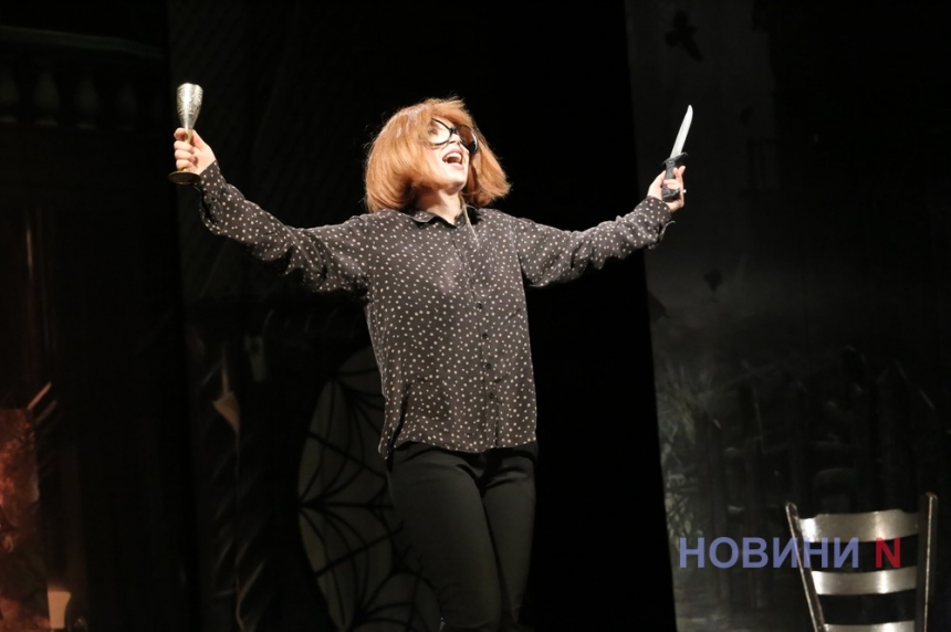 Макабрический саспенс: спекталь «Венздей» на сцене Николаевского театра (фоторепортаж)