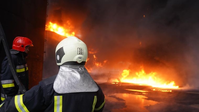 Ворог атакував Миколаївську область дронами: два «шахеди» збили, виникла пожежа
