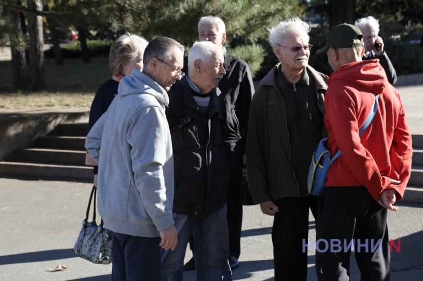 «Деньги на ВСУ!»: в Николаеве монопикетчики протестовали против плитки и магнитолы для мэра (фото, видео)