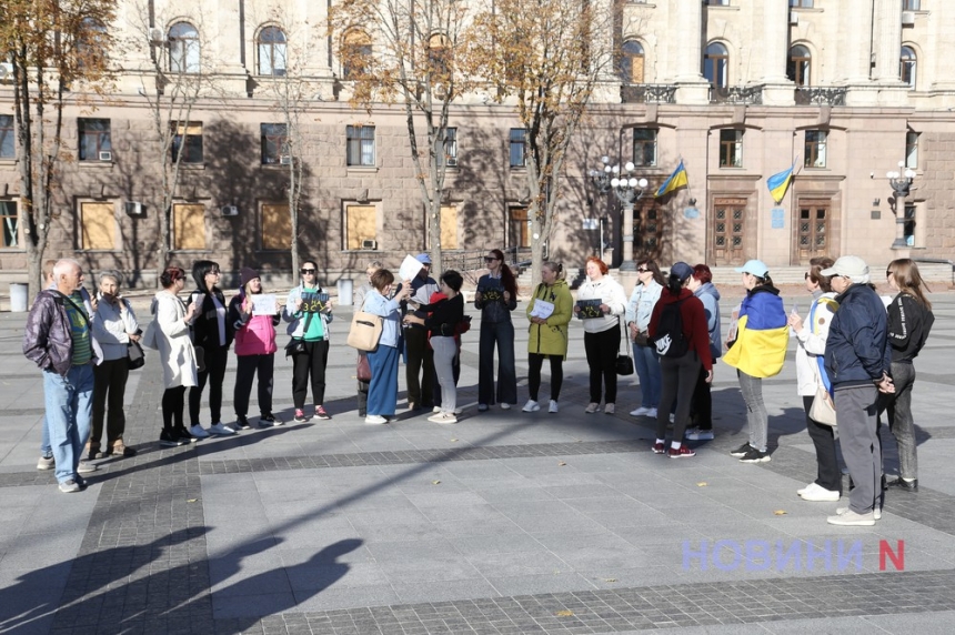 «Гроші на ЗСУ!»: у Миколаєві монопікетники протестували проти плитки та магнітоли для мера (фото, відео)