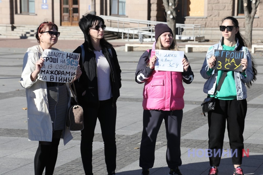 «Деньги на ВСУ!»: в Николаеве монопикетчики протестовали против плитки и магнитолы для мэра (фото, видео)
