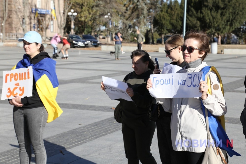 «Гроші на ЗСУ!»: у Миколаєві монопікетники протестували проти плитки та магнітоли для мера (фото, відео)