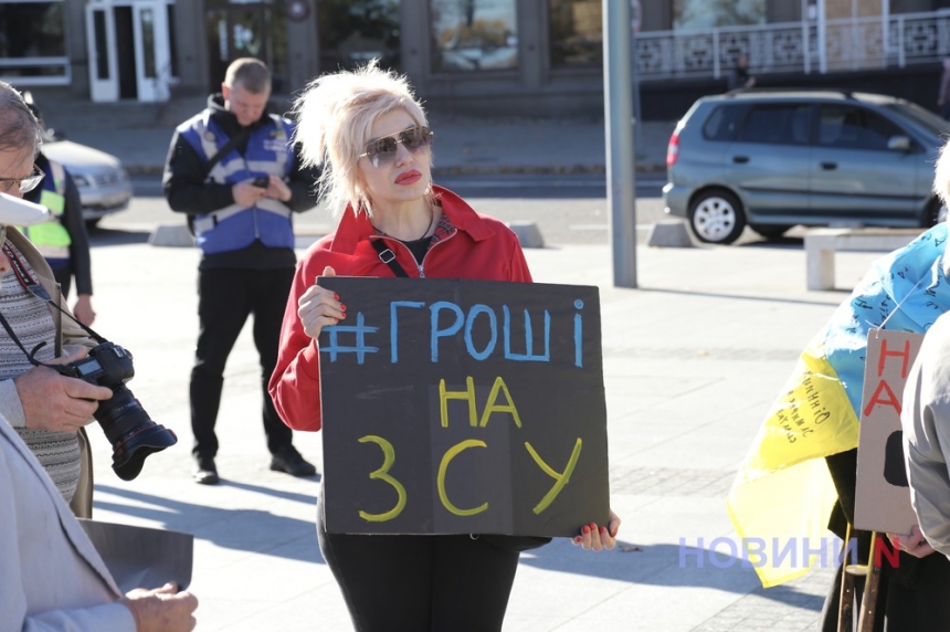 «Гроші на ЗСУ!»: у Миколаєві монопікетники протестували проти плитки та магнітоли для мера (фото, відео)