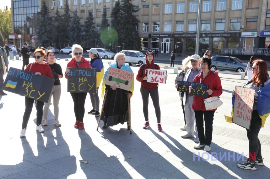 «Деньги на ВСУ!»: в Николаеве монопикетчики протестовали против плитки и магнитолы для мэра (фото, видео)