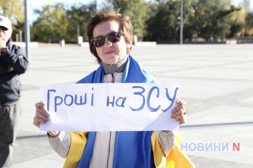 «Гроші на ЗСУ!»: у Миколаєві монопікетники протестували проти плитки та магнітоли для мера (фото, відео)