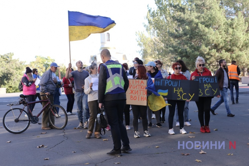 «Деньги на ВСУ!»: в Николаеве монопикетчики протестовали против плитки и магнитолы для мэра (фото, видео)