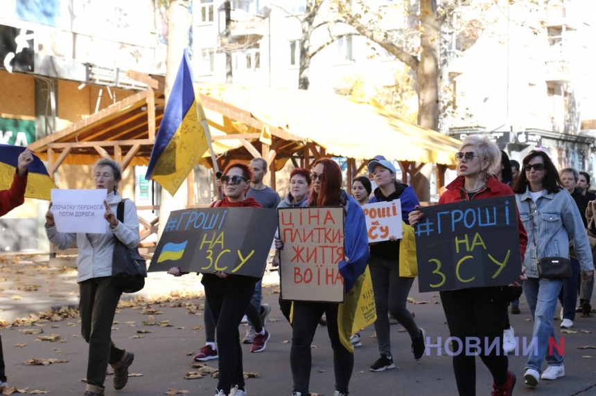 «Деньги на ВСУ!»: в Николаеве монопикетчики протестовали против плитки и магнитолы для мэра (фото, видео)