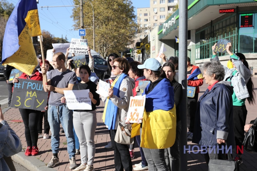 «Гроші на ЗСУ!»: у Миколаєві монопікетники протестували проти плитки та магнітоли для мера (фото, відео)