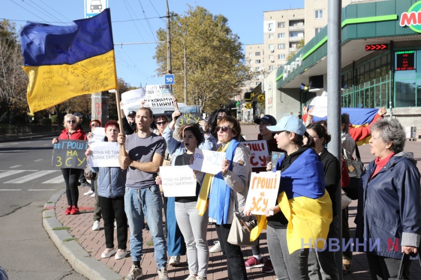 «Деньги на ВСУ!»: в Николаеве монопикетчики протестовали против плитки и магнитолы для мэра (фото, видео)