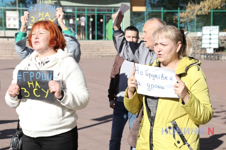 «Деньги на ВСУ!»: в Николаеве монопикетчики протестовали против плитки и магнитолы для мэра (фото, видео)