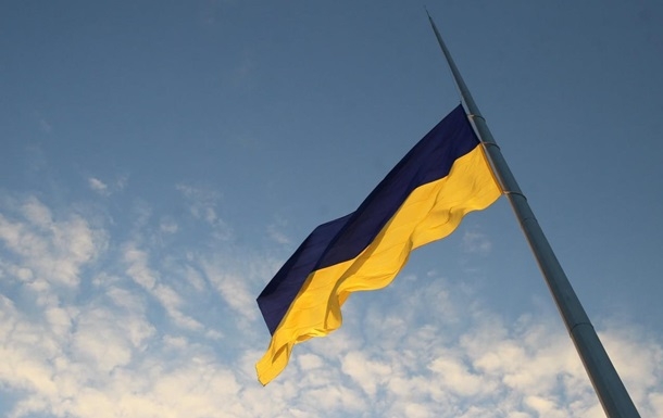 В Киеве из-за непогоды поврежден самый большой флаг Украины