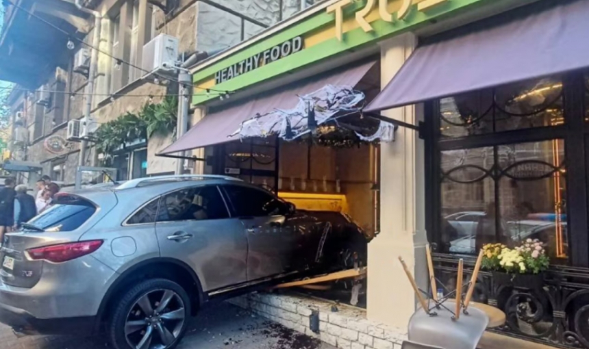 В Одесі жінка на авто влетіла у ресторан: є постраждалі
