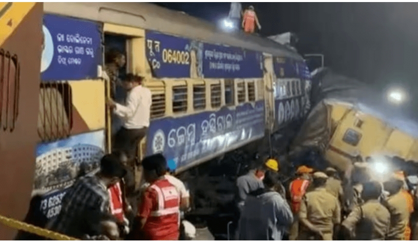В Индии на железной дороге столкнулись поезда: пострадали более 100 человек (видео)