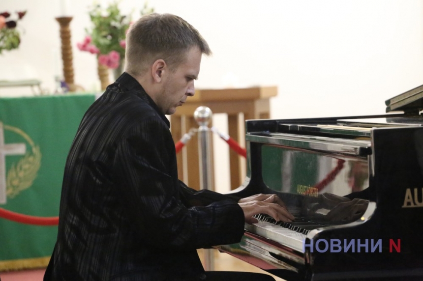 Музиці вічно жити: у Миколаєві пройшов концерт музиканта Дмитра Смирнова (фоторепортаж)