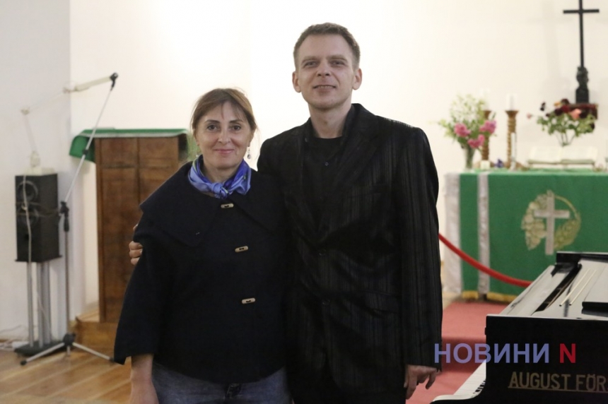 Музиці вічно жити: у Миколаєві пройшов концерт музиканта Дмитра Смирнова (фоторепортаж)