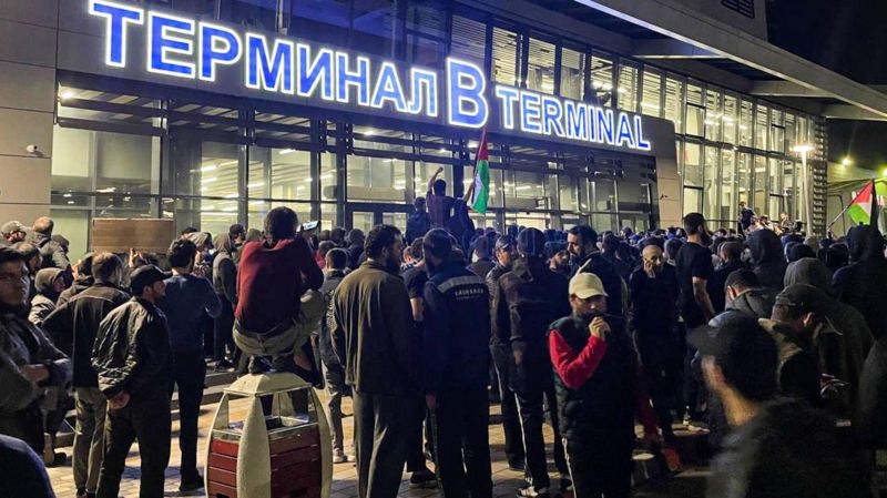 У РФ завили, що винні «бандерівці»: що відомо про погроми в аеропорту Махачкали