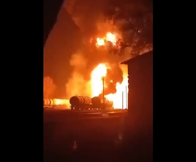 У Донецьку горять цистерни з паливом (відео)