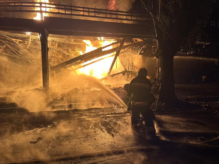 РФ атакувала нафтопереробний завод у Кременчуці - почалася пожежа (фото)