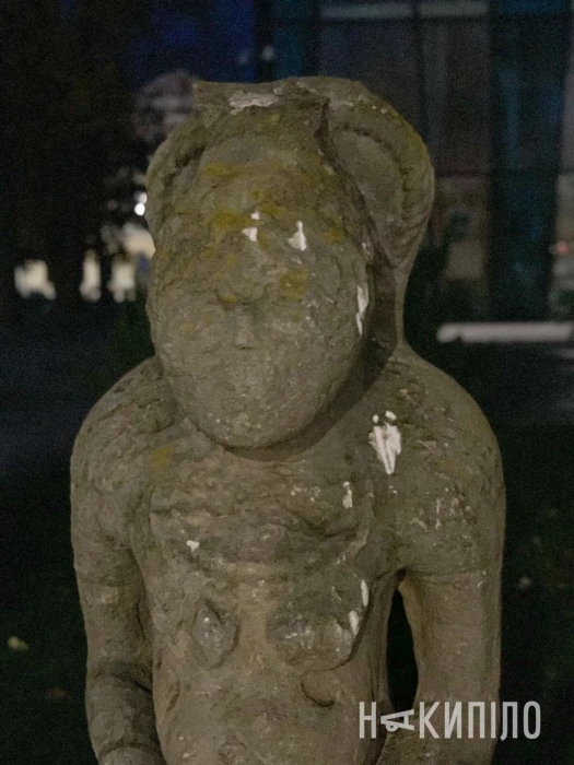 Били сокирою: у Харкові вандали пошкодили стародавні скульптури
