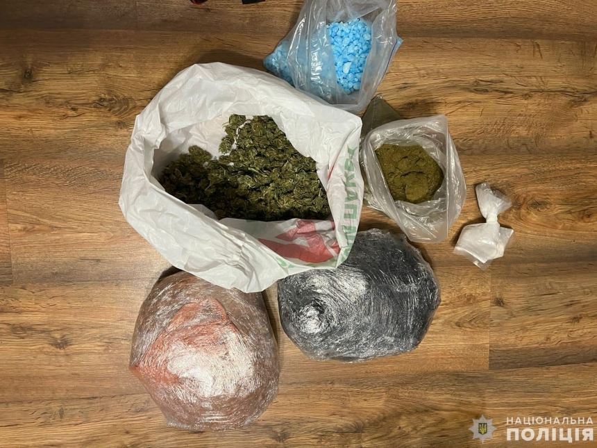 Фасовал и сбывал наркотики: полицейские задержали 24-летнего николаевца