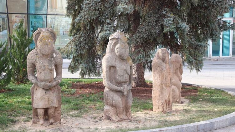 У центрі Харкова п'яний чоловік сокирою пошкодив постаті половецьких баб (відео)