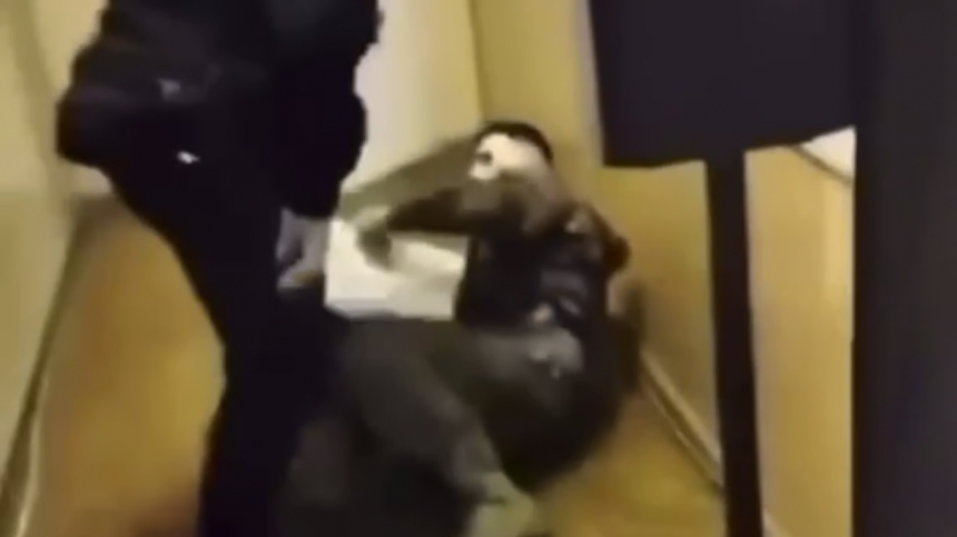 У Києві поліцейський побив пораненого військового прямо у відділку (відео 18+)