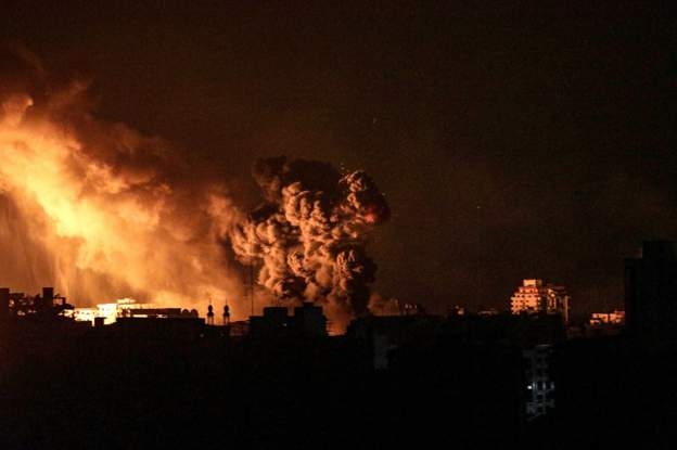 Сильнейшая за всю войну атака Газы: в ЦАХАЛ заявили, что город полностью окружен (видео)