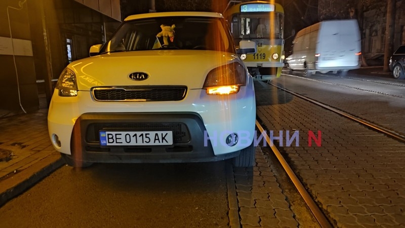 В центре Николаева пробка и стоят трамваи: припаркованный автомобиль заблокировал движение
