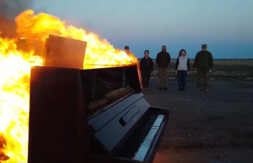 В Николаеве в память о погибших летчиках сожгли фортепиано (видео)