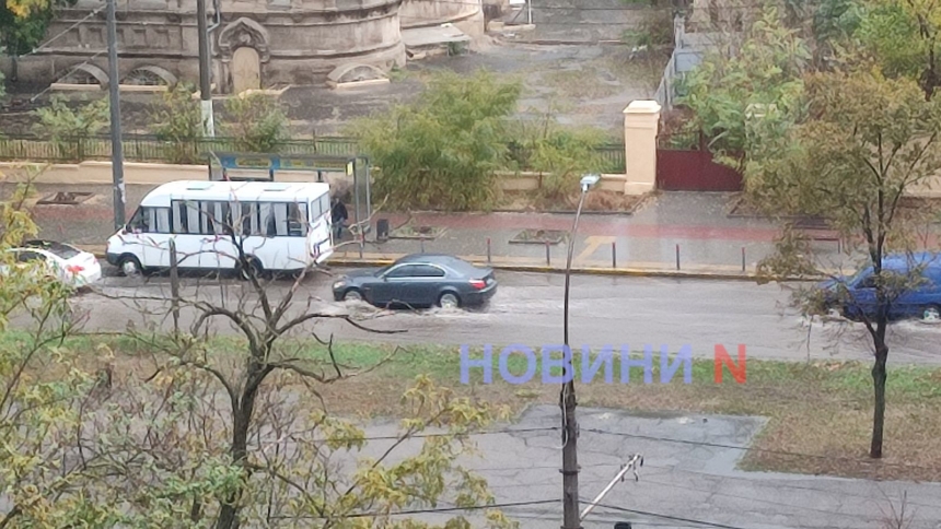 У Миколаєві пройшла сильна злива – частина вулиць виявилася підтопленою (відео)