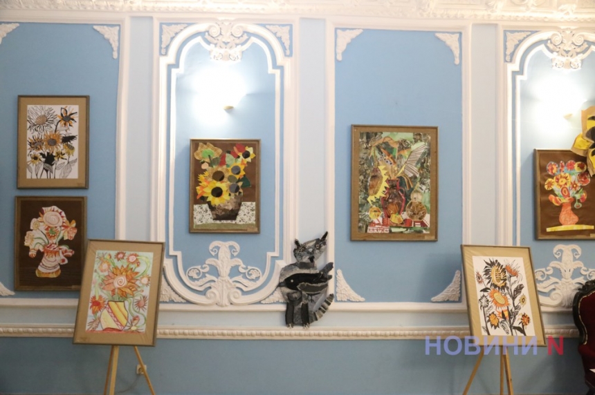 Искусство врачует душу и приближает победу: в Николаевском театре открылись сразу две выставки (фоторепортаж)