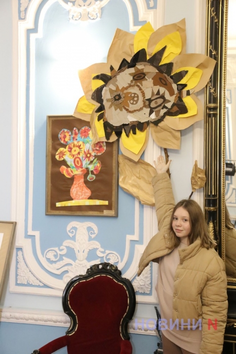 Искусство врачует душу и приближает победу: в Николаевском театре открылись сразу две выставки (фоторепортаж)
