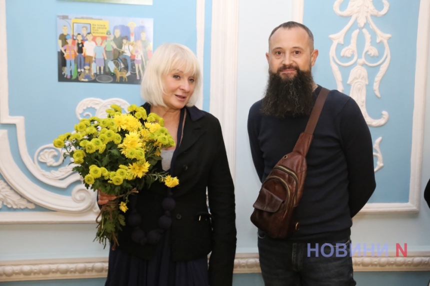 Мистецтво лікує душу та наближає перемогу: у Миколаївському театрі відкрилися одразу дві виставки (фоторепортаж)