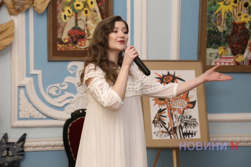 Мистецтво лікує душу та наближає перемогу: у Миколаївському театрі відкрилися одразу дві виставки (фоторепортаж)