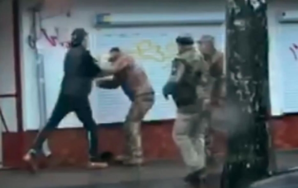 У Житомирі напали на працівника військкомату (відео)