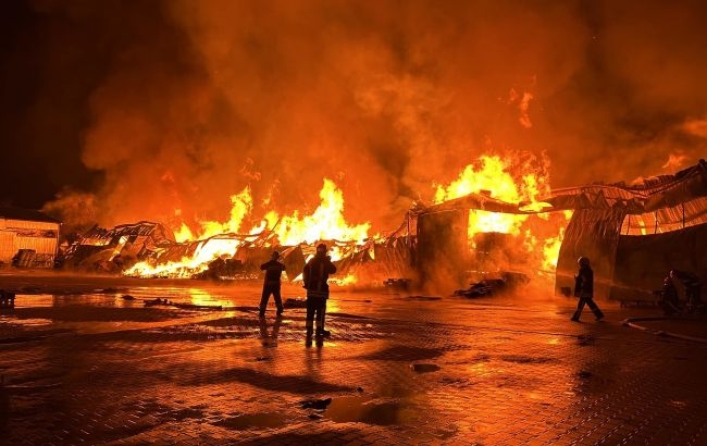 У Вінниці палає масштабна пожежа (відео)