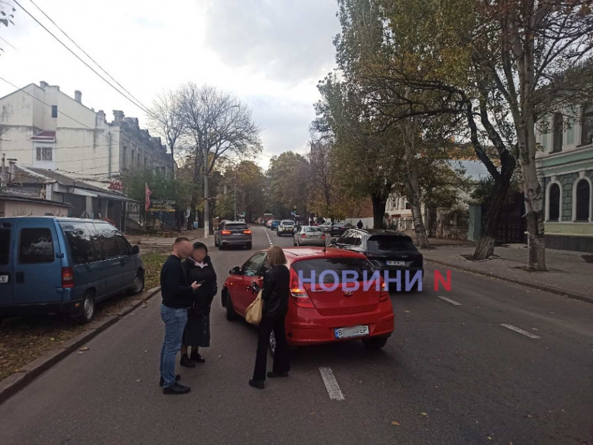 В центре Николаева девушка на «Хюндаи» въехала в «БМВ». Читайте на UKR.NET