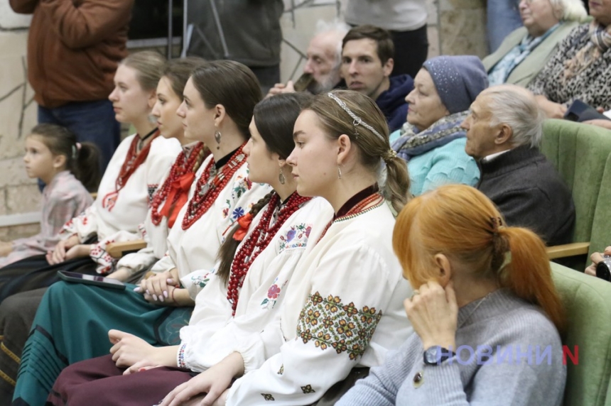 «Збережемо для нащадків» : в николаевской библиотеке выступил оркестр народных инструментов (фоторепортаж)