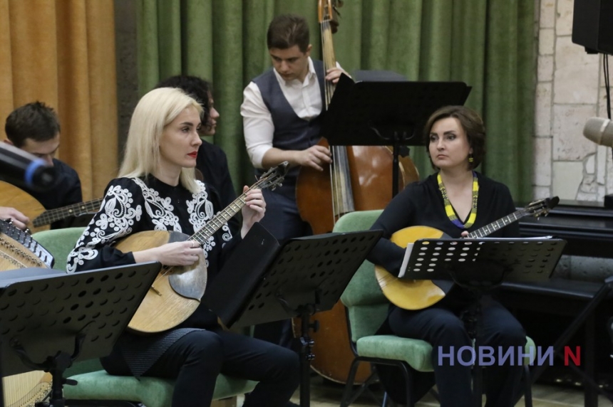 «Збережемо для нащадків»: у миколаївській бібліотеці виступив оркестр народних інструментів (фоторепортаж)