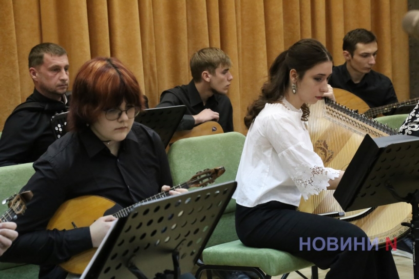 «Збережемо для нащадків» : в николаевской библиотеке выступил оркестр народных инструментов (фоторепортаж)