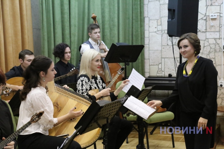«Збережемо для нащадків» : в николаевской библиотеке выступил оркестр народных инструментов (фоторепортаж)
