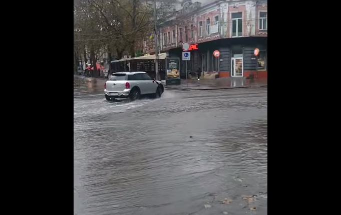 У Миколаєві потужна злива затопила вулицю Соборну (відео)