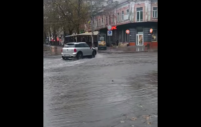 В Николаеве мощный ливень затопил улицу Соборную (видео)