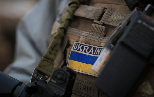 Пограничники подняли украинский флаг в Тополях Харьковской области (видео)