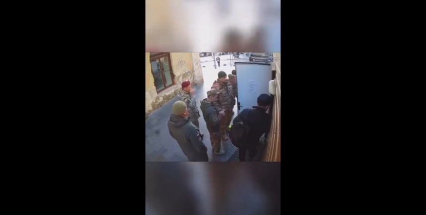 Во Львове военкомы насильно «мобилизовали» парковщика прямо с рабочего места, — СМИ (видео)