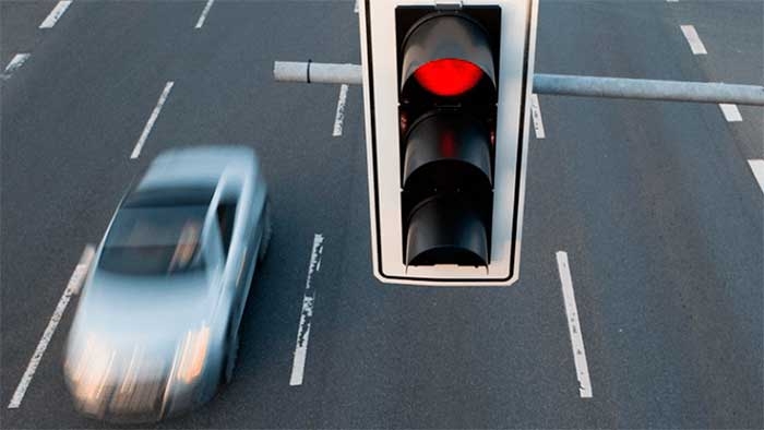 Водителям рассказали, когда ехать на красный сигнал светофора не только можно, но и нужно