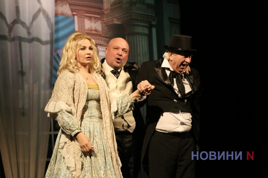 Все мужчины мечтают об этом: в Николаевском театре показали комедию «Женихи» (фоторепортаж)