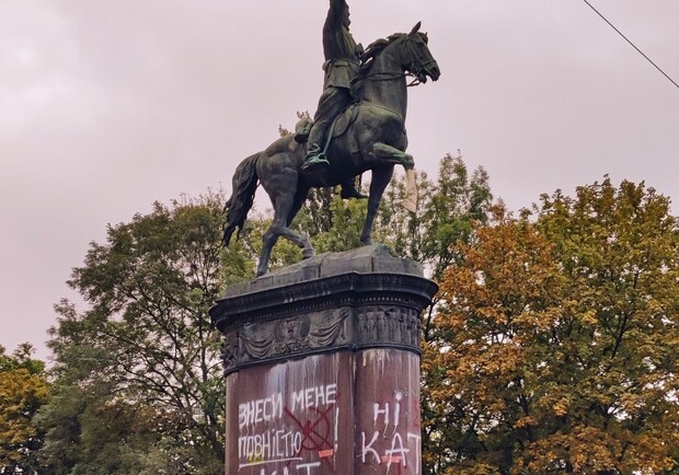 Коні не винні: у Києві під час демонтажу пам'ятника Щорсу можуть залишити коня